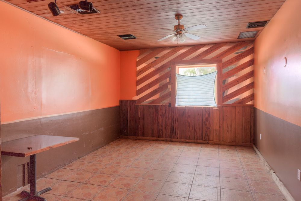 Restaurant With High Visibility: 1330 N Woodland Blvd, Deland, FL 32720